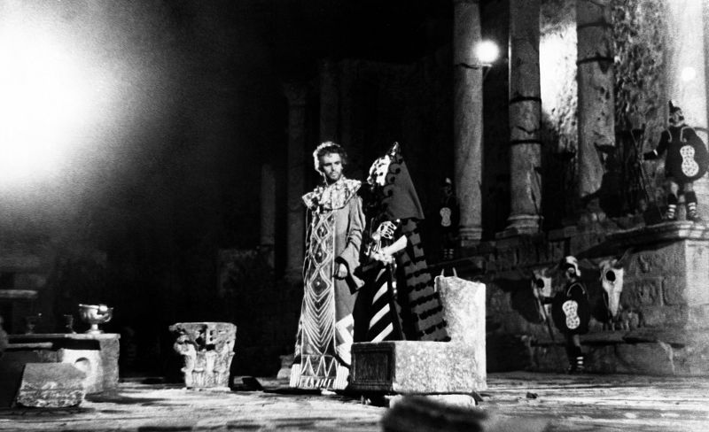 El actor Francisco Rabal, en el papel de Marco Antonio, durante la representación de la obra  "Tiestes", de Séneca (1956)