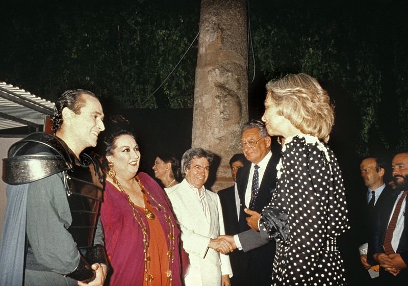 La reina Sofía (d) felicita al tenor José Carreras (i) y a la soprano Montserrat  Caballé tras asistir esta noche a la última representación de la ópera "Medea" (1989)