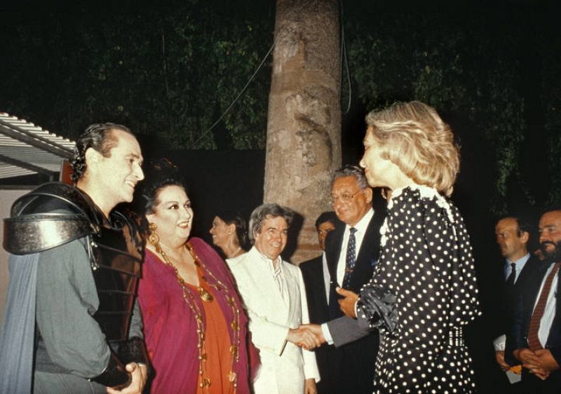   La reina Sofía (d) felicita al tenor José Carreras (i) y a la soprano Montserrat  Caballé tras asistir esta noche a la última representación de la ópera "Medea" (1989)