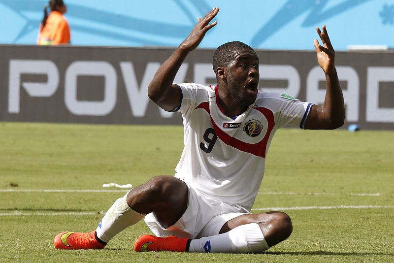 El delantero costarricense Joel Campbell reclama al árbitro tras caer dentro del área