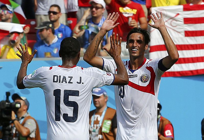 Bryan Ruiz celebra su gol con Júnior Díaz