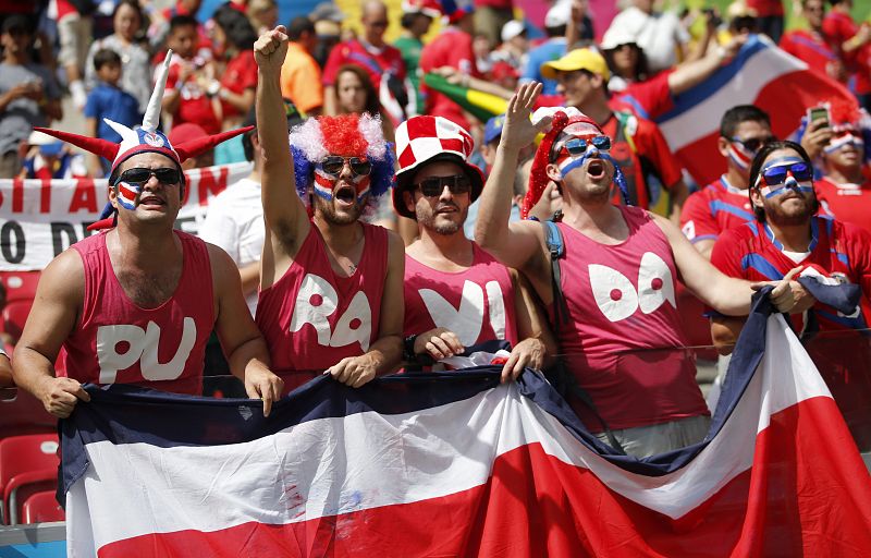 Aficionados de Costa Rica antes del partido Italia-Costa Rica, del Grupo D