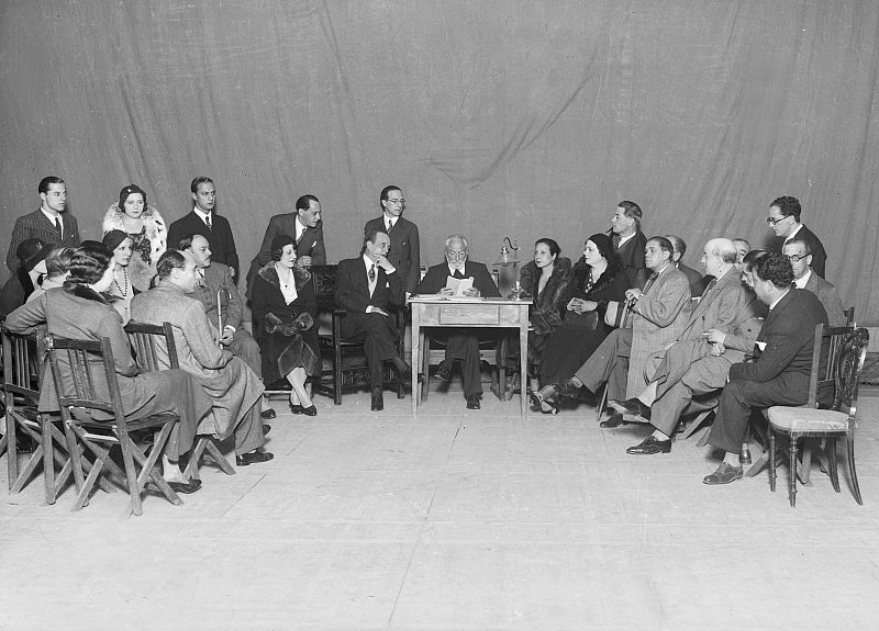 El escritor Miguel de Unamuno lee el texto de su adaptación de "Medea" (1934)