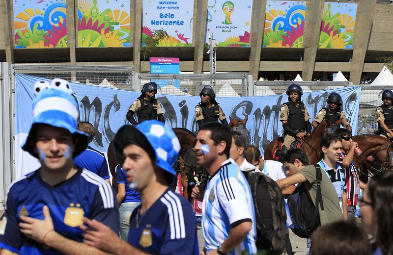 Aficionados de Argentina esperan en Belo Horizonte al inicio del partido ante Irán