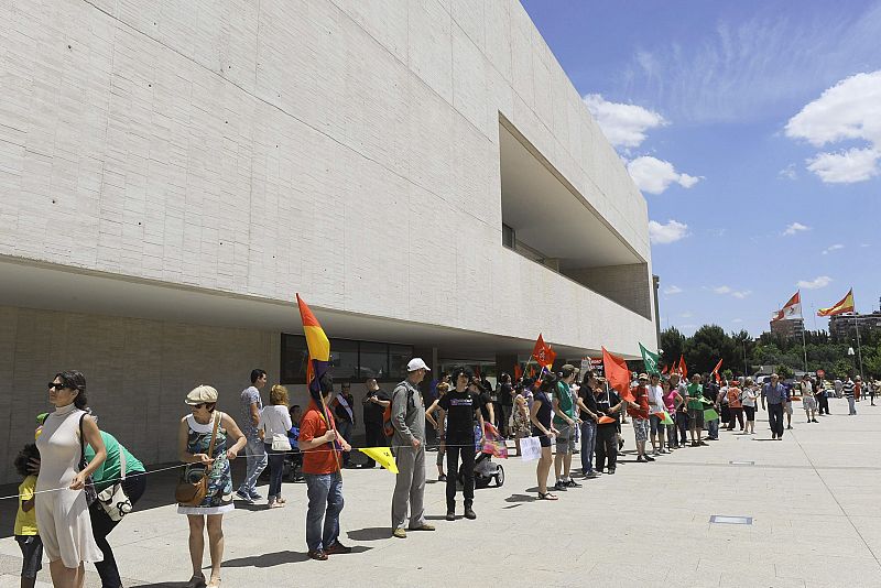 MÁS MEDIO MILLAR DE PERSONAS RODEA LAS CORTES C.Y LEÓN POR UNA VIDA DIGNA