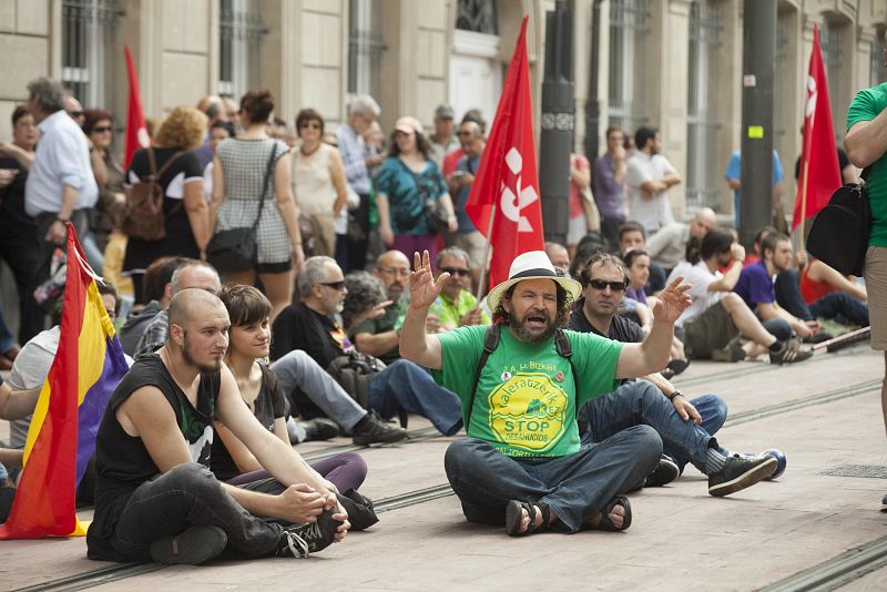 VARIOS COLECTIVOS PROTESTAN FRENTE AL PARLAMENTO VASCO CONTRA LOS RECORTES