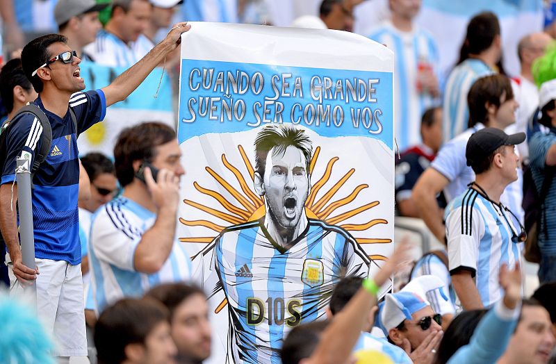 Aficionados de Argentina animan a Leo Messi en Belo Horizonte