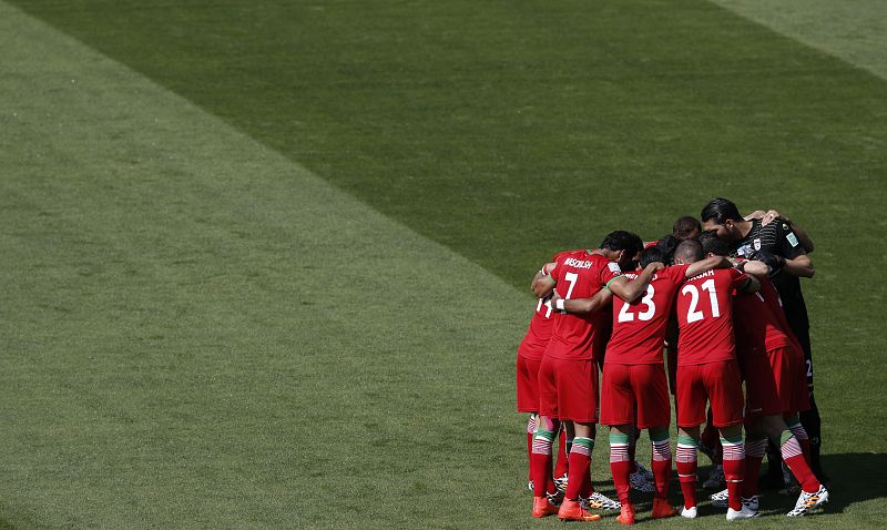 Los jugadores de Irán hacen un corro para animarse antes del partido