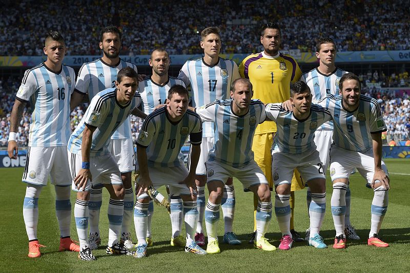 El once de Argentina posa antes del partido contra Irán