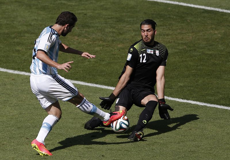 El argentino Higuaín marra una ocasión ante el meta iraní Haghighi