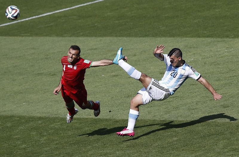 Agüero intenta un remate acrobático ante el iraní Hosseini