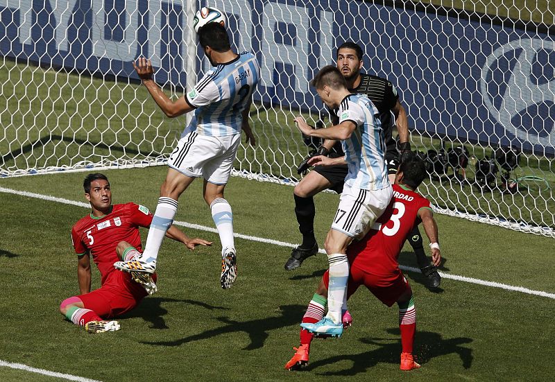 Ezequiel Garay remata un saque de esquina en el área de Irán