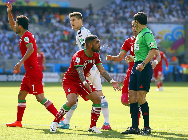 Los jugadores iraníes protestan por un posible penalti de Zabaleta a Dejagah