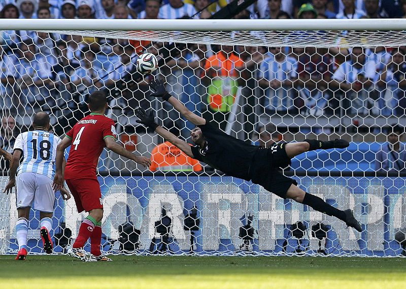 El meta iraní Haghighi no puede detener el disparo de Messi que supone el gol de Argentina