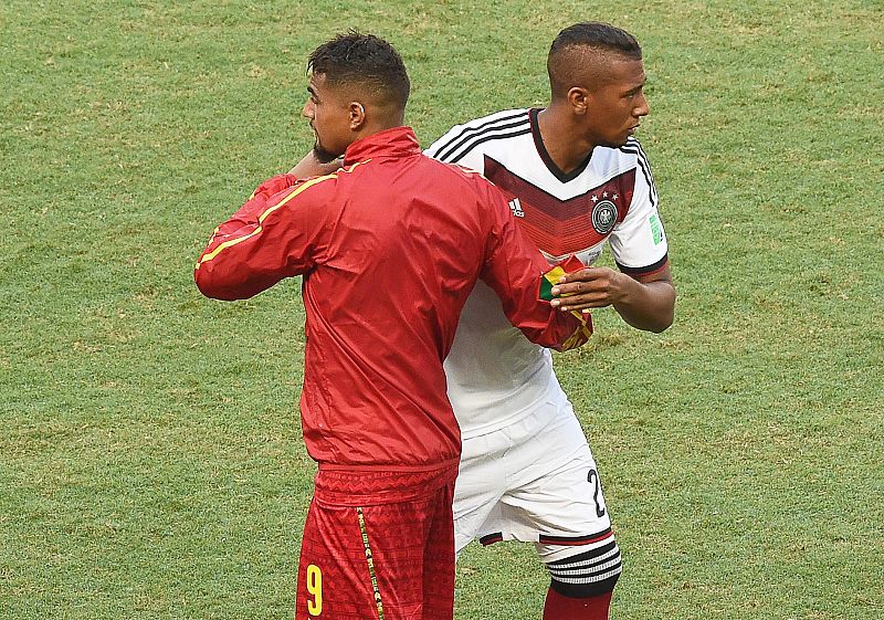 Los hermanos Boateng, Jerome y Kevin-Prince, se saludan antes del partido