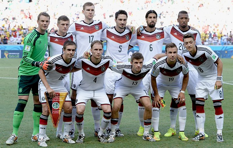 El once inicial de Alemania posa antes del partido