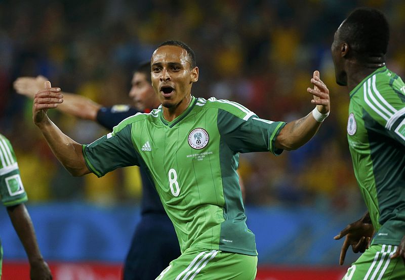 El nigeriano Peter Odemwingie celebra su gol ante Bosnia.