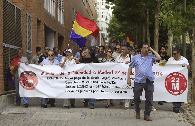 Un millar de manifestantes salen en Madrid para pedir "Pan, trabajo y techo", como ha sucedido en otras muchas comunidades autónomas dentro de esta jornada de protesta.