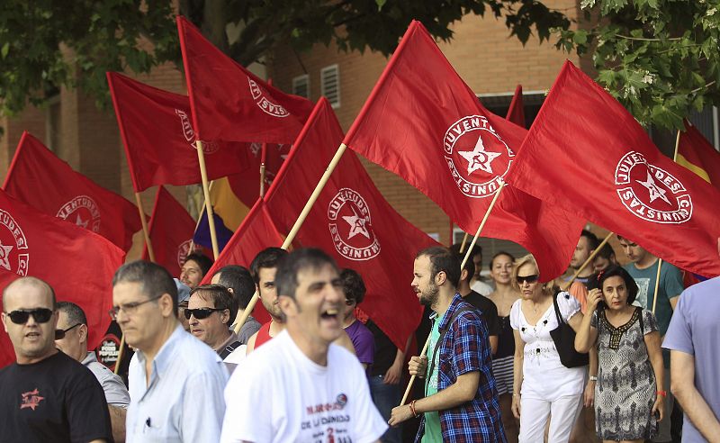 Alrededor de un millar de personas han llegado al edificio de la Asamblea de la Comunidad de Madrid para exigir "Pan, trabajo y techo".