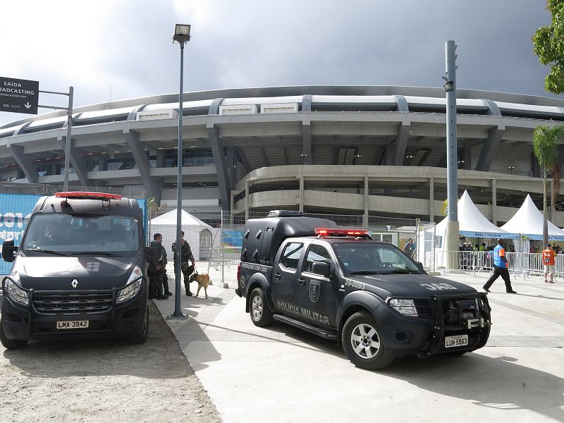 La policía militar brasileña custodia los accesos a Maracaná.