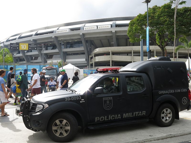 La policía militar, en las entradas al estadio.