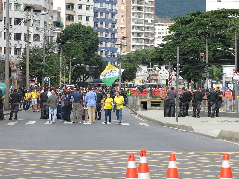 Los accesos por carretera al estadio están cortados y fuertemente custodiados por la policía.