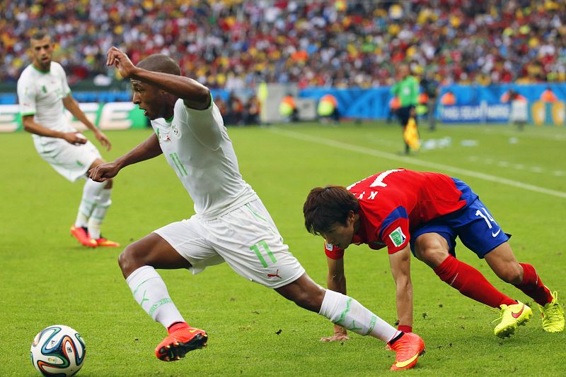 Yacine Brahimi se escapa de un jugador coreano.