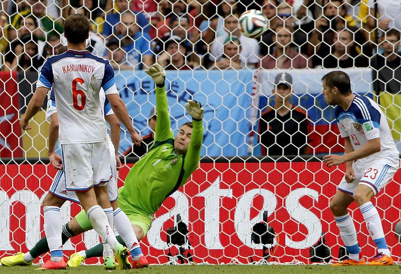 El guardameta ruso Igor Akinfeev (C) intenta sin éxito detener el disparo de Origi.