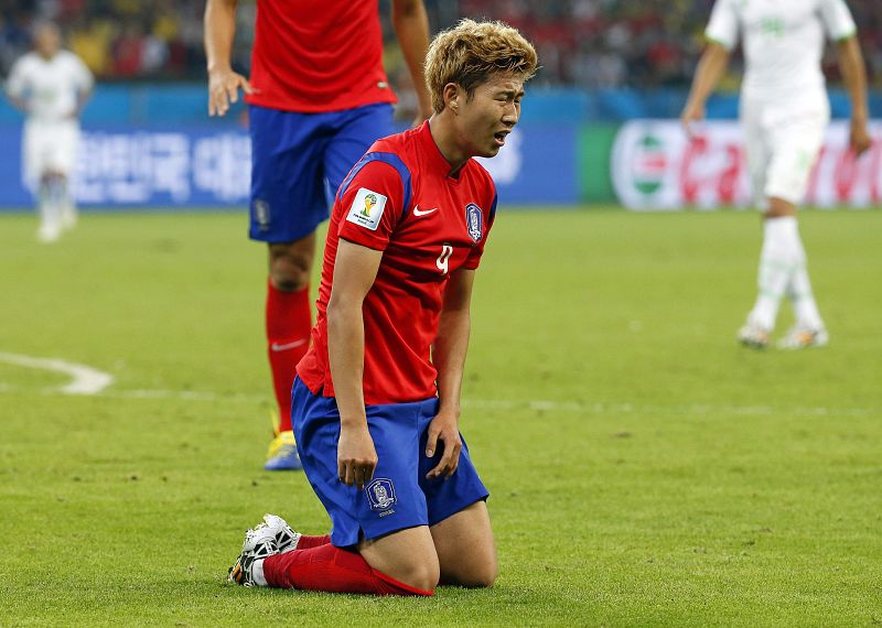 El jugador Son Heung-min, de Corea del Sur, se lamenta por uno de los cuatro goles encajados por su equipo.