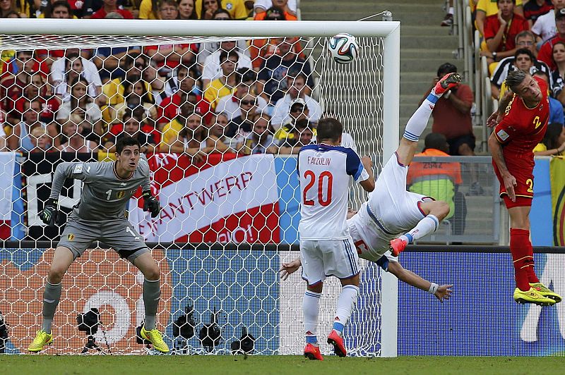 El jugador ruso Alexander Kokorin falla en su intento de batir al guardameta belga, Thibaut Courtois.