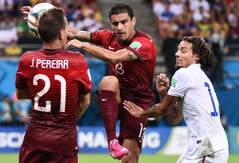 El portugués Ricardo Costa lucha por el balón ante el estadounidense Jones.
