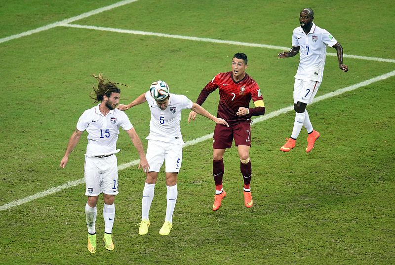 Cristiano Ronaldo, rodeado de defensas estadounidenses.