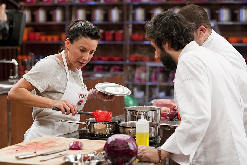 Vicky durante el cocinado.