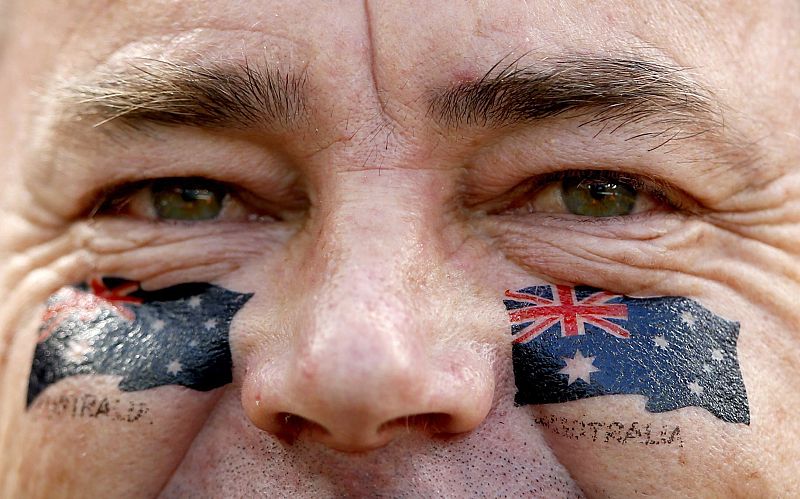 Un aficionado, con la bandera de Australia pintada en su rostro por partida doble.