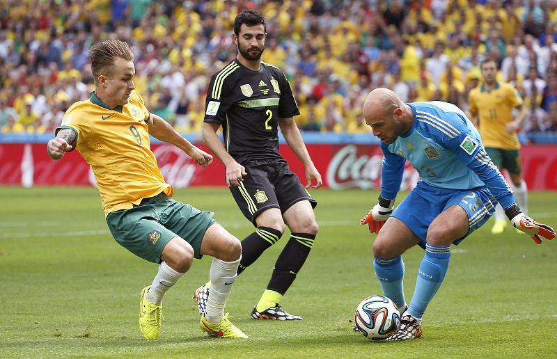 Jugada en la que intervienen el delantero australiano Adam Taggart (i), el defensa español Raúl Albiol (c) y el guardameta español Pepe Reina (d).