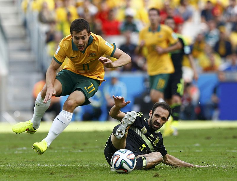 El jugador australiano Tommy Oar lucha por un balón con el atlético Juanfran.