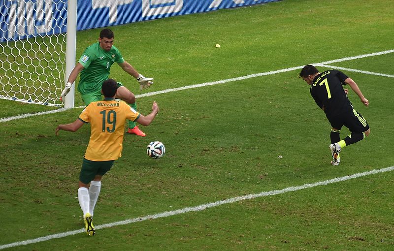 Momento en el que David Villa golpea el balón para marcar el 0-1 a favor de España.