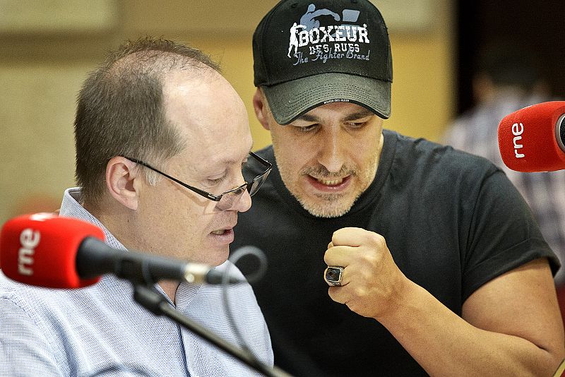 El director de la ficción sonora 'La isla del tesoro' Benigno Moreno da instrucciones al protagonista, Roberto Álamo