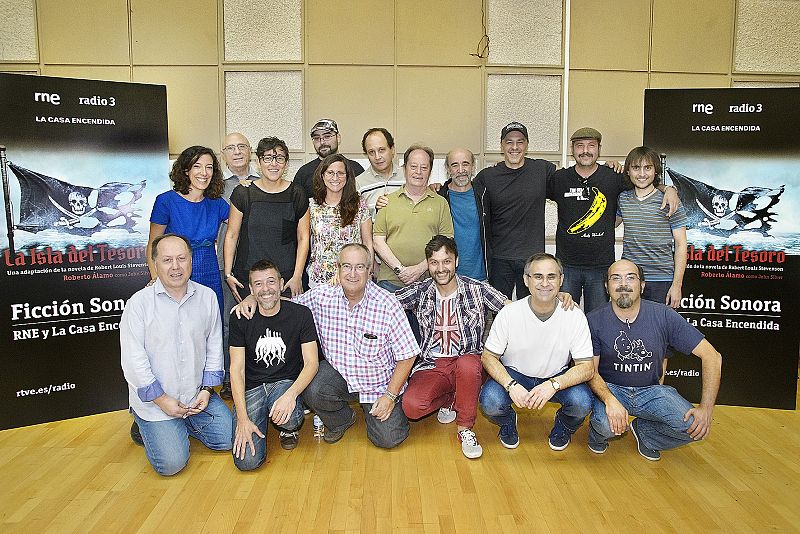 Foto de familia del elenco de actores de la ficción sonora 'La isla del tesoro'