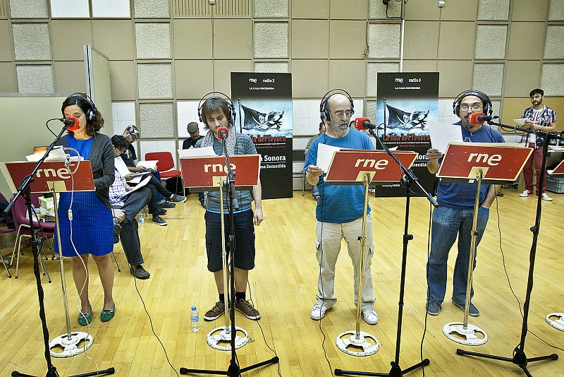 Amaya Prieto, Rodri Martín, Álex Angulo y Juan Suárez ensayan la ficción sonora 'La isla del tesoro'