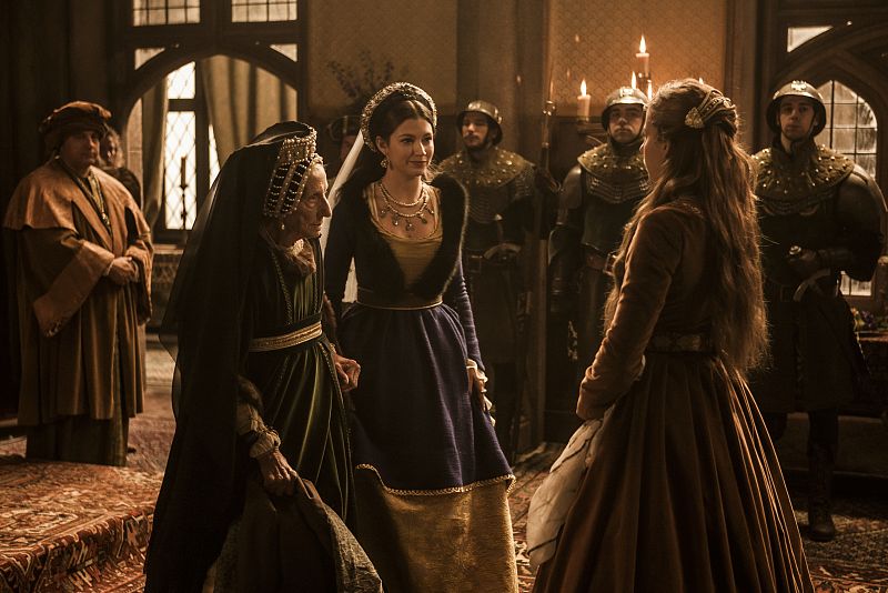 Al menos está Margarita de Austria, su futura cuñada. Ella intenta mostrarse amable y trata de consolar a Juana