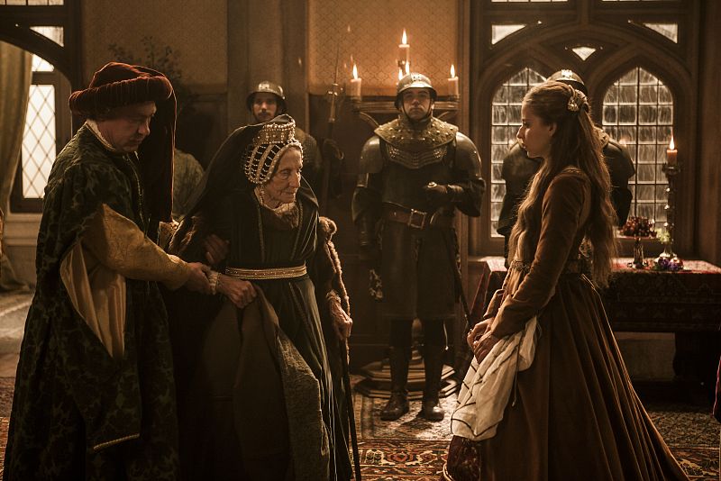 El prínicpe Felipe no está esperándola. En su lugar, es recibida por su abuela Margarita de York