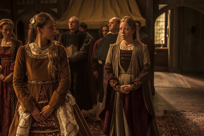 Mientras tanto, tras un viaje lleno de penurias y peligros, Juana llega por fin a Flandes. Pero el recibimiento es el más frío que cabría esperar