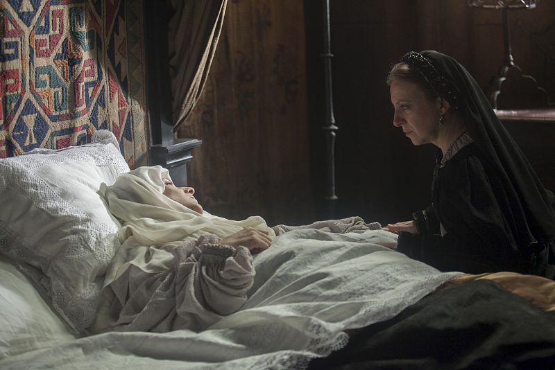 Sin embargo, en Castilla no son todo alegrías. En Arévalo, la madre de Isabel vive sus últimas horas