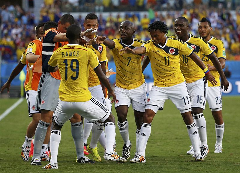 Juan Cuadrado celebra el gol de Colombia.