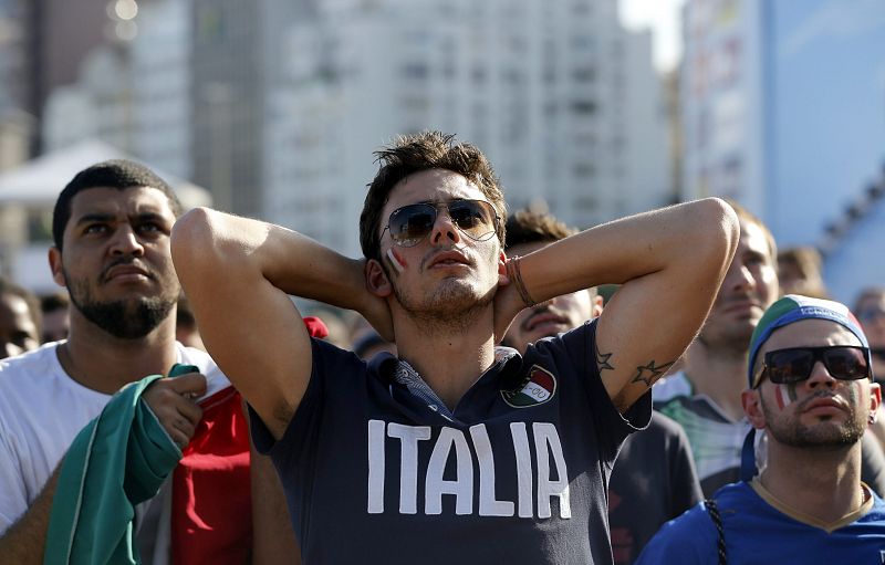 Un aficionado italiano se lamenta tras la derrota de su selección.