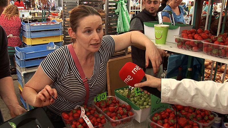 Kathryn Phelan vende fresas en el Milk Market de Limerick