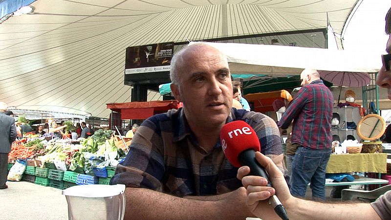 David McCaffrey, propietario de la cafetería Sallymills, en pleno Milk Market