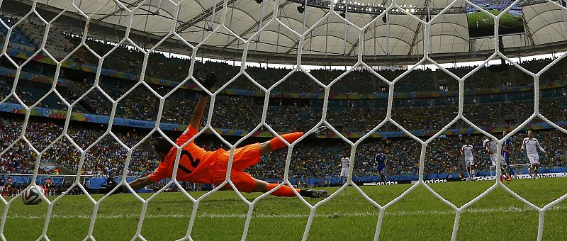 El meta iraní Haghighi no puede detener el disparo del bosnio Dzeko