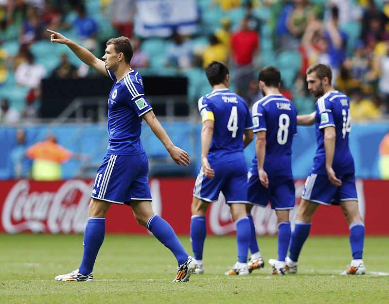 El bosnio Dzeko celebra su gol ante Irán